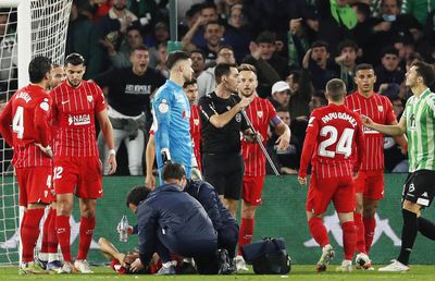 Derbi Sevillano, SUSPENDAT! Fekir a înscris din corner, apoi un jucător a fost lovit în cap cu un obiect aruncat din tribune, iar meciul oprit!