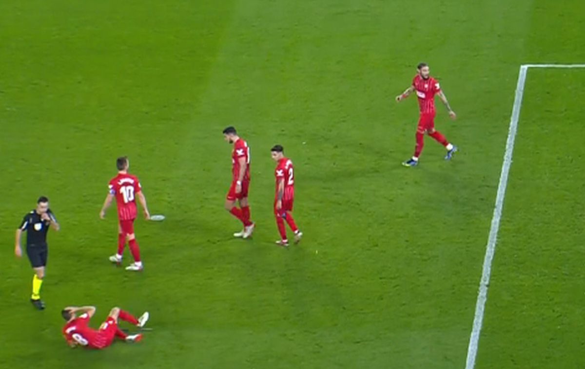 Scandalul continuă la Betis - Sevilla » Antrenorul, acuzat că i-a cerut jucătorului să simuleze că îi este rău!