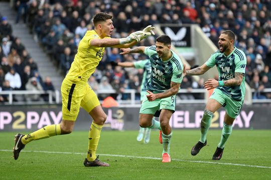 Un penalty dictat ușor pentru londonezi în minutul 70, la scorul de 0-0, a fost irosit de golgeterul Aleksandar Mitrovic (28 de ani).