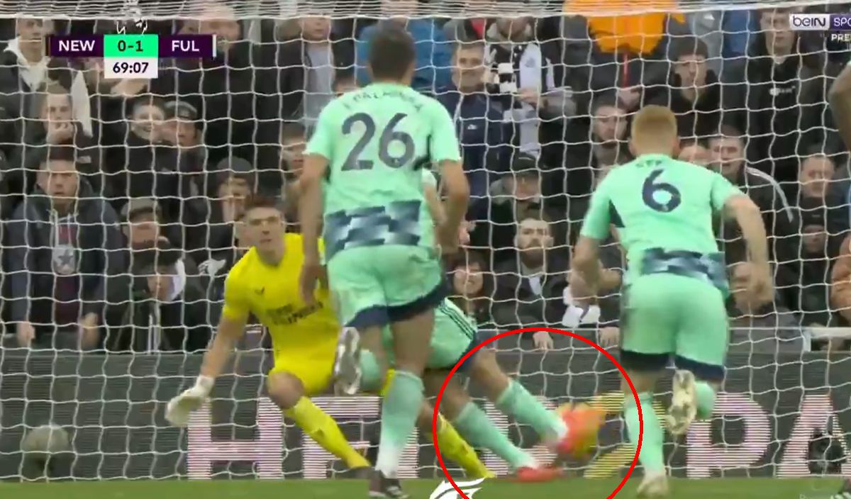 Fază incredibilă în Premier League » S-a făcut de râs la executarea penalty-ului inventat și arbitrul i-a anulat golul!