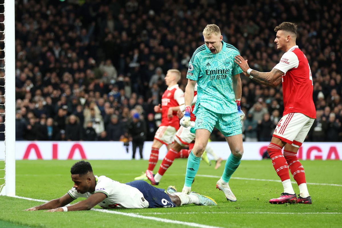 Imagini scandaloase după Tottenham - Arsenal! Portarul liderului din Premier League, lovit de un suporter coborât din tribună