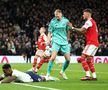 Imagini scandaloase după Tottenham - Arsenal! Portarul liderului din Premier League, lovit de un suporter coborât din tribună