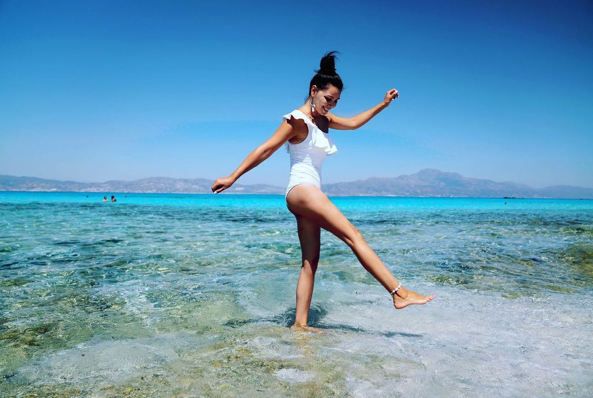 Corina Caragea a pozat în costum de baie, la 40 de ani