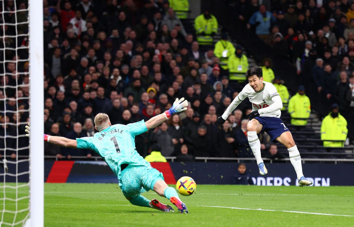 Imagini scandaloase după Tottenham - Arsenal! Portarul liderului din Premier League, lovit de un suporter coborât din tribună