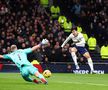Imagini scandaloase după Tottenham - Arsenal! Portarul liderului din Premier League, lovit de un suporter coborât din tribună