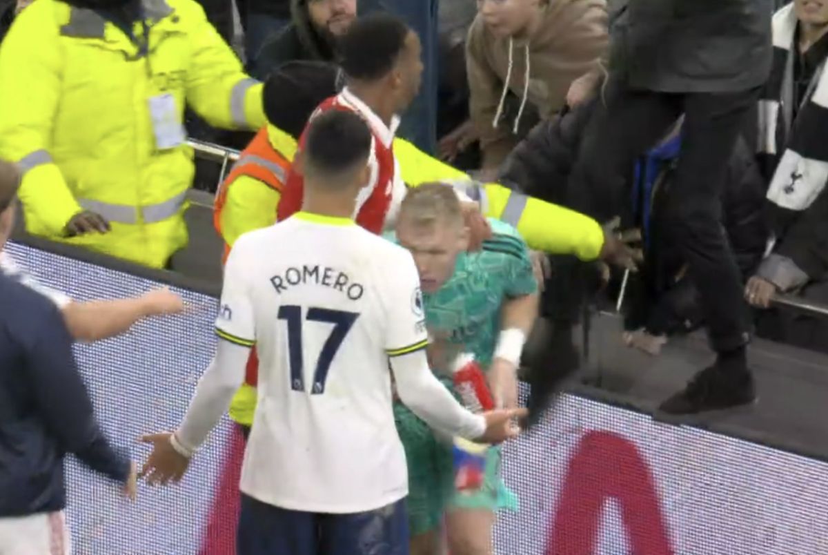 Imagini scandaloase după Tottenham - Arsenal! Portarul liderului din Premier League, lovit de un suporter coborât din tribună