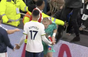Imagini scandaloase după Tottenham - Arsenal! Portarul liderului din Premier League, lovit de un suporter coborât din tribună
