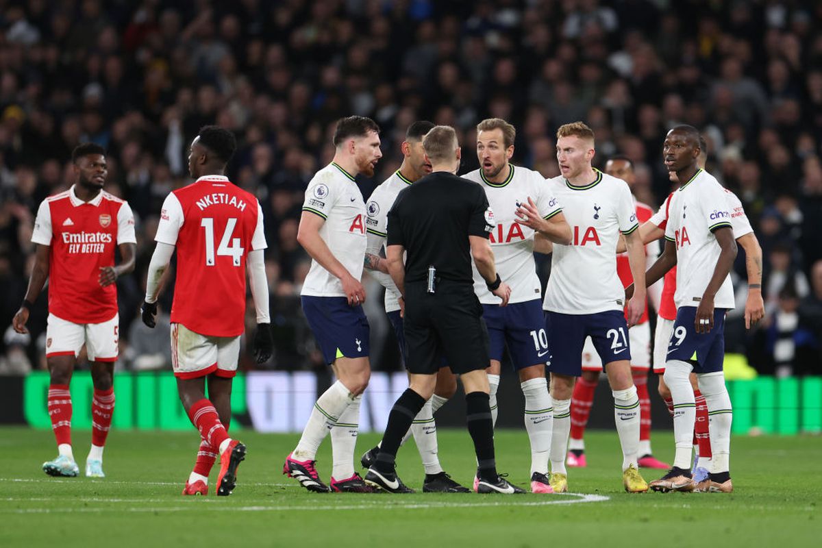 Imagini scandaloase după Tottenham - Arsenal! Portarul liderului din Premier League, lovit de un suporter coborât din tribună