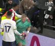 Imagini scandaloase după Tottenham - Arsenal! Portarul liderului din Premier League, lovit de un suporter coborât din tribună