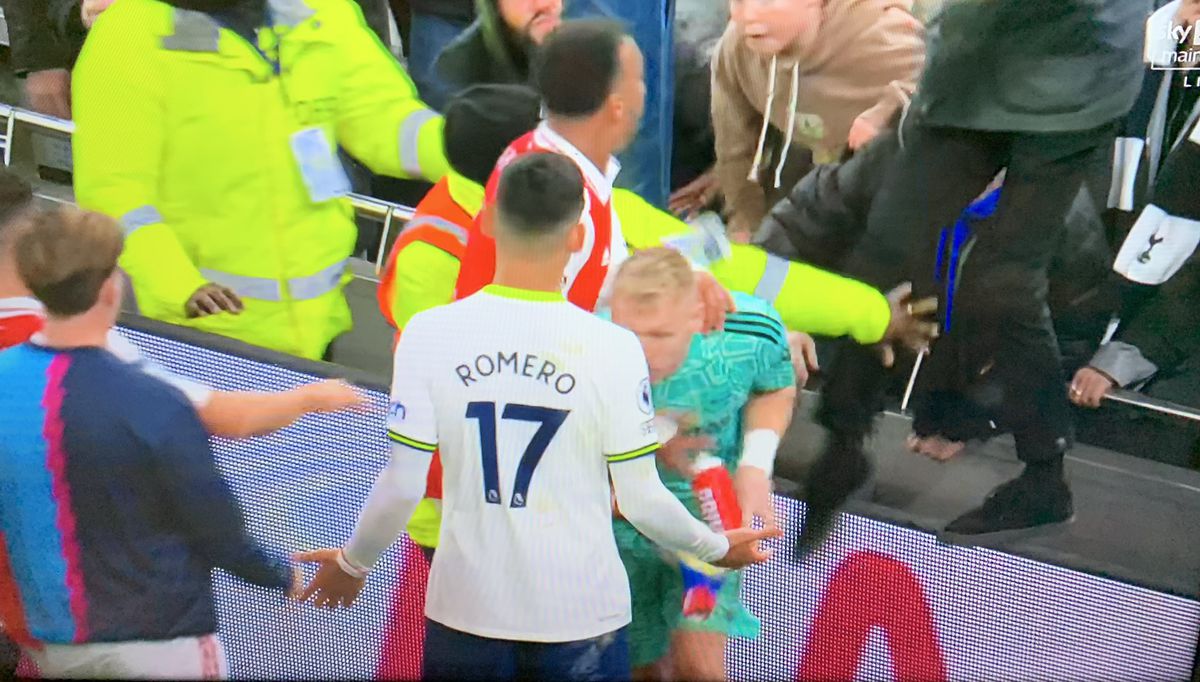 Imagini scandaloase după Tottenham - Arsenal! Portarul liderului din Premier League, lovit de un suporter coborât din tribună