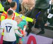 Imagini scandaloase după Tottenham - Arsenal! Portarul liderului din Premier League, lovit de un suporter coborât din tribună