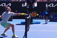 Stefanos Tsitsipas, lovitura zilei la Australian Open » A câștigat punctul deși mingea era în jumătatea adversarului