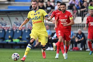 Condiții critice la un club din Superliga! » Anunț în direct: „Se duc dimineața la hotelul patronului și nu știu unde se antrenează”