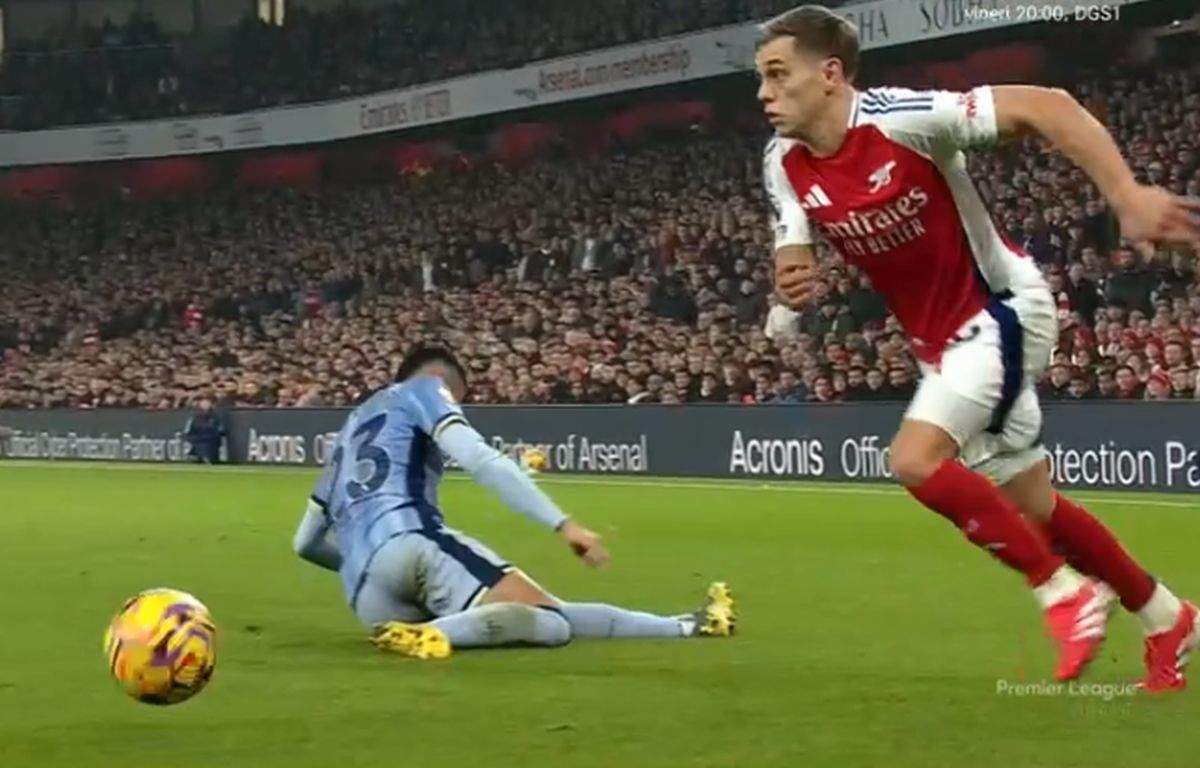 Fază uluitoare în Arsenal - Tottenham: l-a accidentat din dribling pe colegul lui Drăgușin!