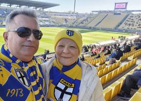 Ei sunt singurii români care au abonament la Parma: „Strigăm, țipăm, ne agităm, fluturăm tricolorul pentru Man și Mihăilă” + Episod hazliu cu Ancelotti: „L-am ținut pe la uși!”
