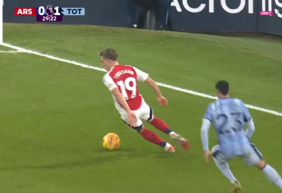 Fază uluitoare în Arsenal - Tottenham: l-a accidentat din dribling pe colegul lui Drăgușin!