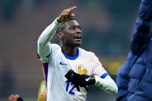 Integralist în meciul cu Italia (3-1) din ultima etapă a Nations League, Randal Kolo Mouani sărbătorește victoria Franței pe San Siro / Foto: Imago