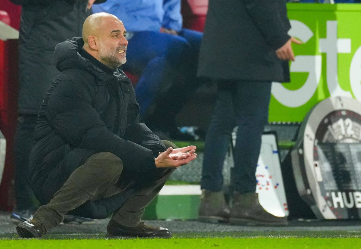 Criza lui Pep Guardiola » Și-a bruscat jucătorul chiar pe gazon, după ce City a fost întoarsă de la 2-0