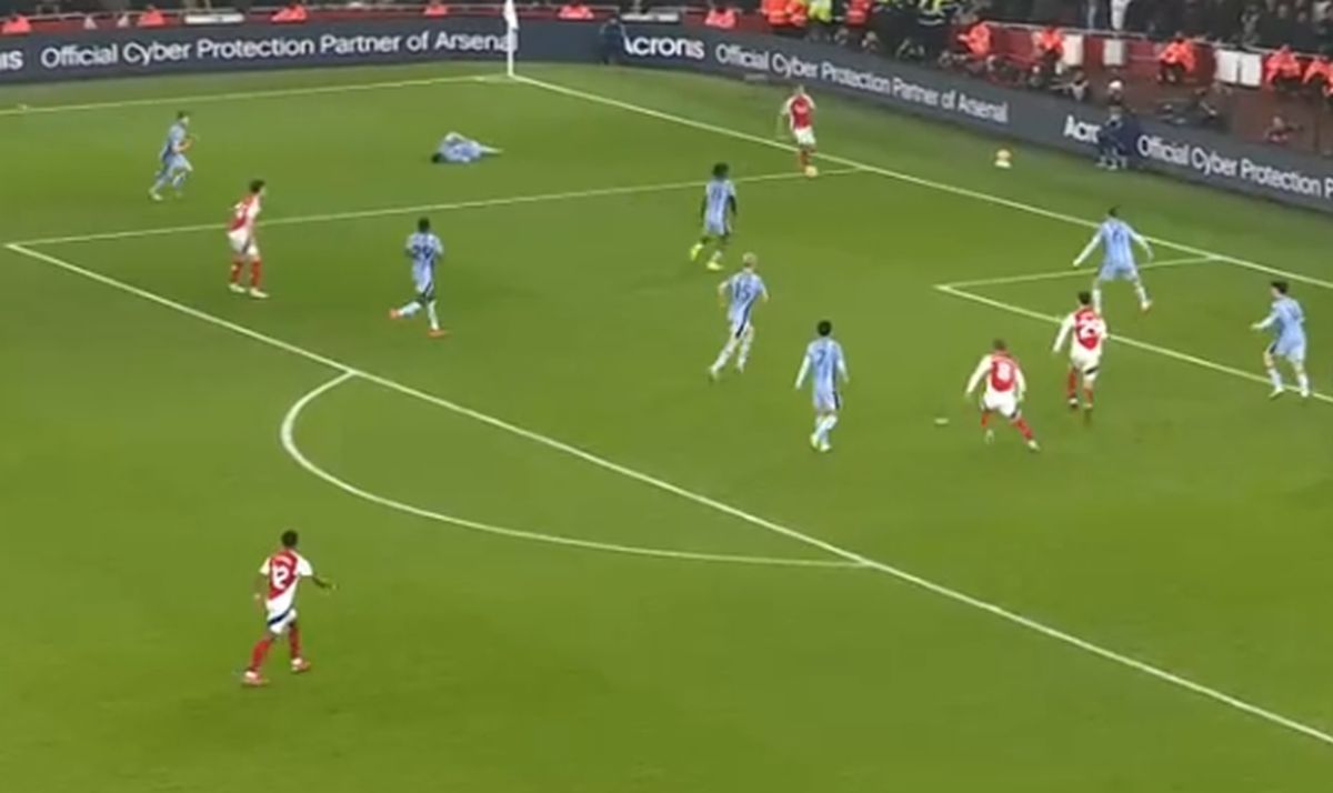 Fază uluitoare în Arsenal - Tottenham: l-a accidentat din dribling pe colegul lui Drăgușin!