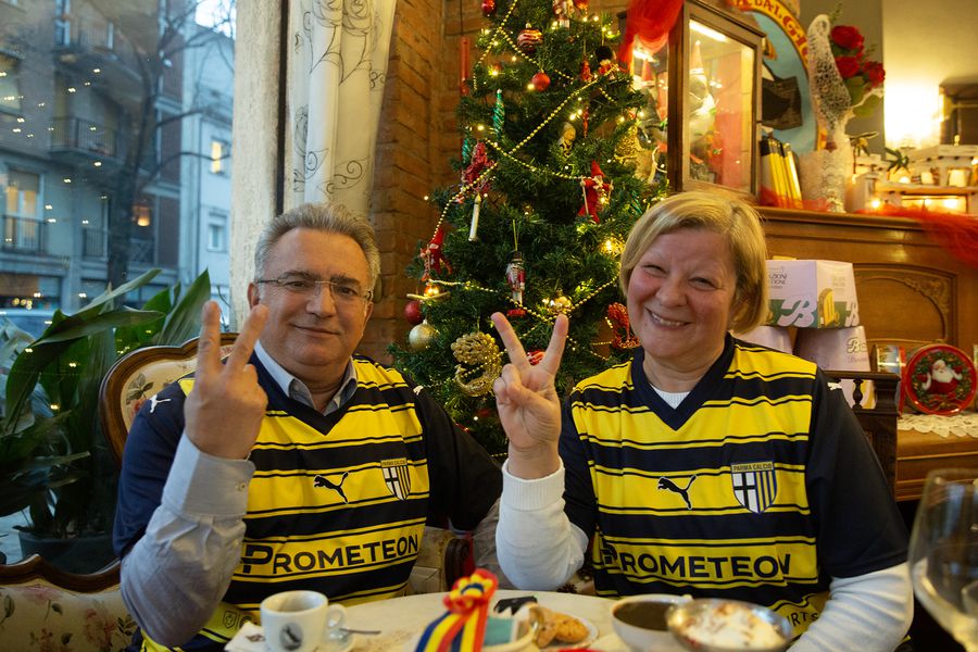 Ei sunt singurii români care au abonament la Parma: „Strigăm, țipăm, ne agităm, fluturăm tricolorul pentru Man și Mihăilă” + Episod hazliu cu Ancelotti: „L-am ținut pe la uși!”