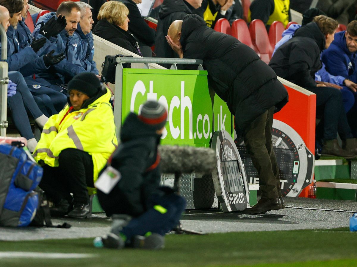 Criza lui Pep Guardiola » Și-a bruscat jucătorul chiar pe gazon, după ce City a fost întoarsă de la 2-0