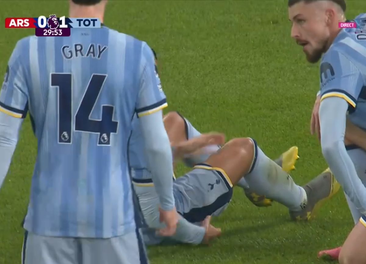 Fază uluitoare în Arsenal - Tottenham: l-a accidentat din dribling pe colegul lui Drăgușin!