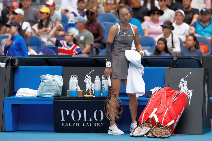 Qinwen Zheng, eliminată în turul doi de la Australian Open 2025/ foto Guliver/GettyImages Rezultat-șoc la Australian Open » Una dintre marile favoritele la trofeu, OUT din turul doi!