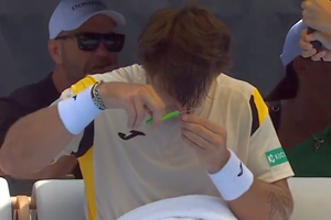 Moment inedit pe terenul de tenis! » Jucătorul a scos foarfeca și a început să se tundă