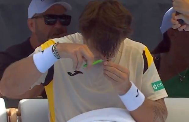 Scene nemaivăzute pe terenul de tenis! » Jucătorul a scos foarfeca și a început să-și taie părul