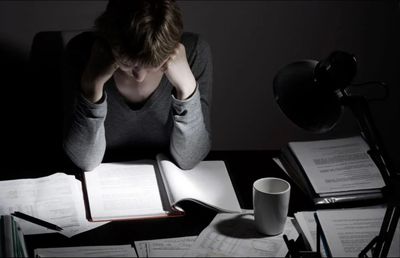 Viața de student în sesiunea de examene: stres, copiat și soluții de concentrare