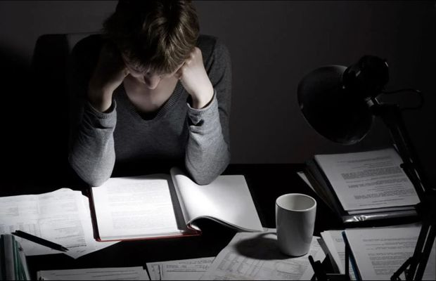 Viața de student în sesiunea de examene: stres, copiat și soluții de concentrare