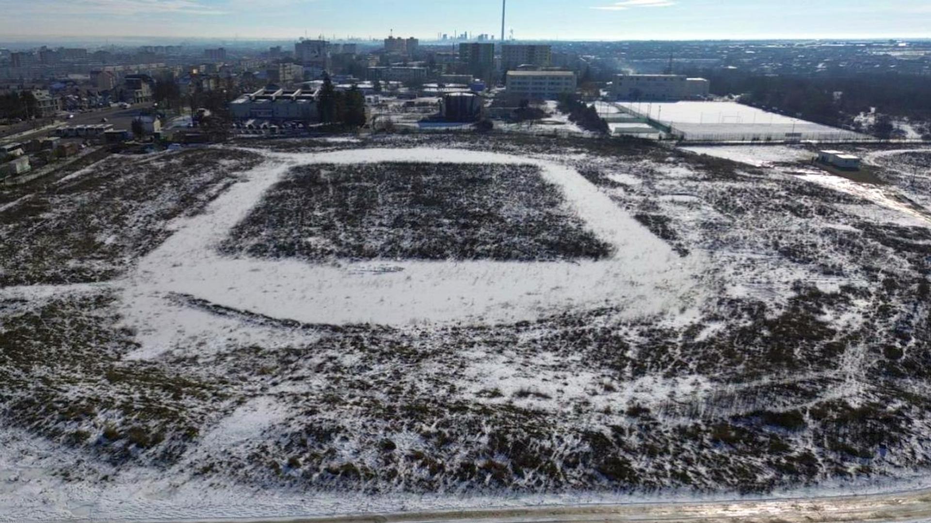 Șantierul stadionului Nicolae Dobrin în faza inițială, cu utilaje și muncitori pregătind terenul pentru capacitate stadion de 15.000 locuri și standarde UEFA. | sursa foto: Gazeta Sporturilor