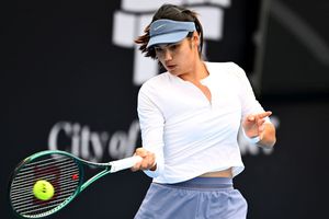 Favorită la titlu, Emma Răducanu a fost eliminată în „sferturi” la Hobart de locul 204 mondial