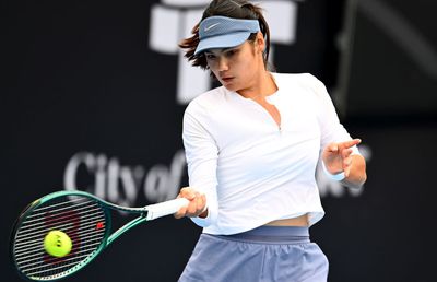 Favorită la titlu, Emma Răducanu a fost eliminată în „sferturi” la Hobart de locul 204 mondial