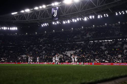 S-au ascuns în stadion și au furat 3 sticle de șampanie » Cum s-a încheiat aventura fraților care au încercat să doarmă pe „Allianz Stadium”