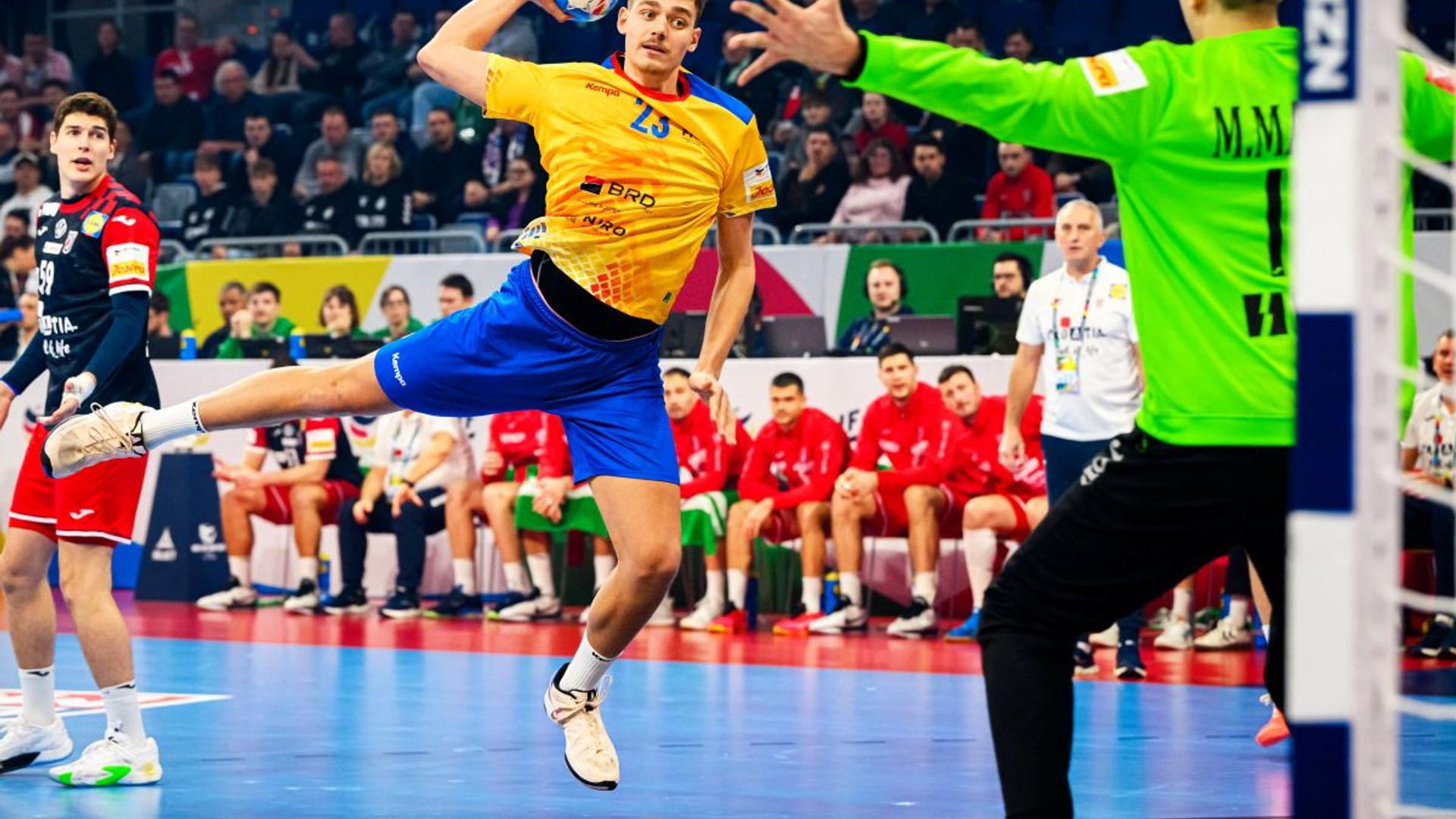 Jucători ai echipei României în acțiune pe teren la Campionatul European handbal masculin, transmisie online a meciului cu Portugalia. | sursa foto: Gazeta Sporturilor