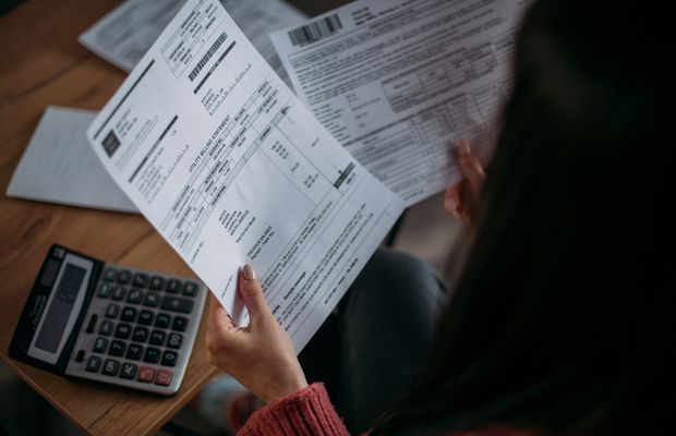 Facturi mai mari decât te așteptai: cum să le plătești fără să îți blochezi bugetul