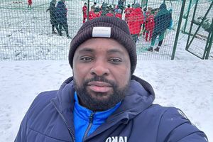 „Rețeaua Nigeria” » Jucători păcăliți sau legați cu clauze aberante de un fost fotbalist care acționează ca fals impresar în România + „Săracii, le cereau colegilor bani pentru Paracetamol!”