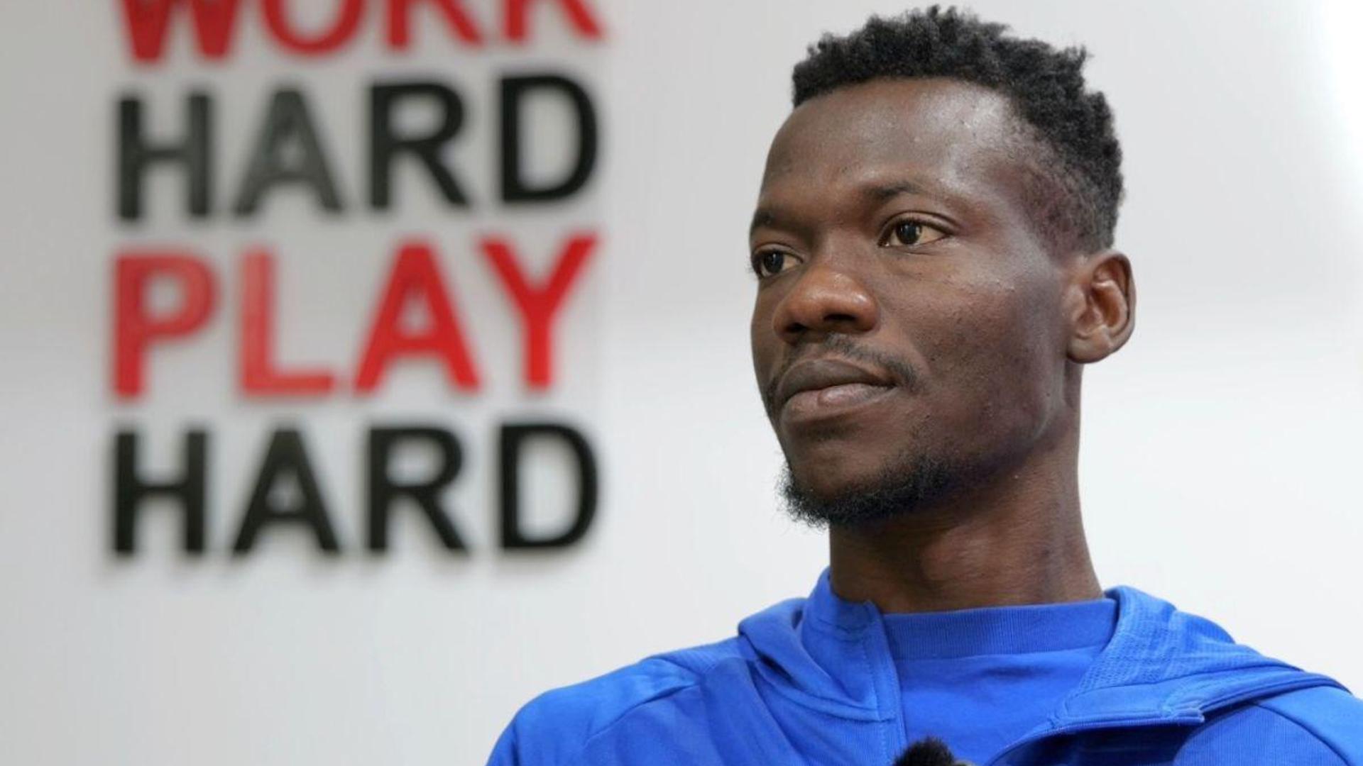 Christ Afalna în echipamentul lui Hermannstadt, controlând mingea în timpul unui meci din Superliga România, fotbal Camerun. | sursa foto: Gazeta Sporturilor