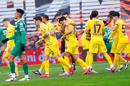 Răsturnare de scor în duelul românesc din Cupa Turciei » Debut la 6 zile de la transfer