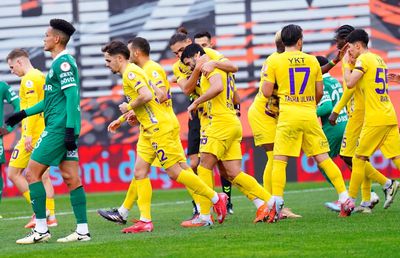 Răsturnare de scor în duelul românesc din Cupa Turciei » Debut la 6 zile de la transfer