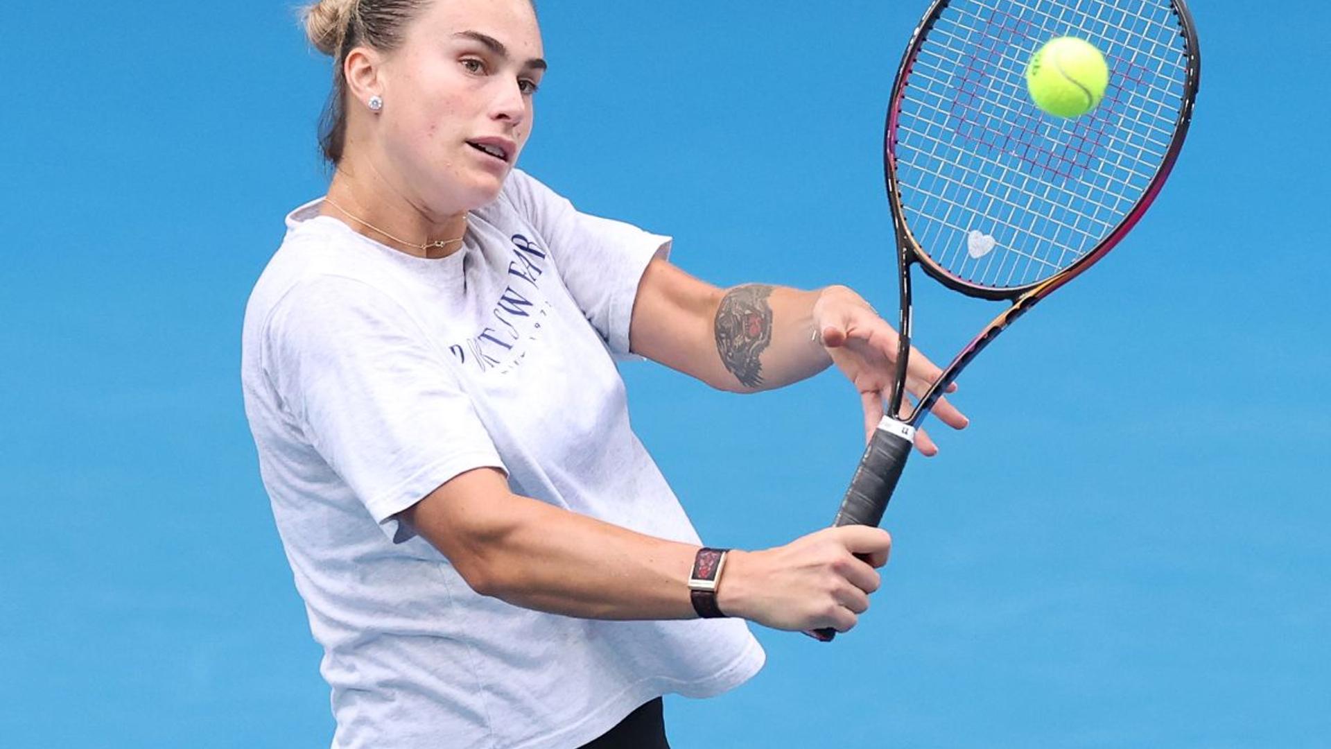 Jucătoare top WTA în acțiune pe teren la Australian Open feminin, pregătindu-se pentru meciurile din turul 1 cu adversare diverse. | sursa foto: Gazeta Sporturilor
