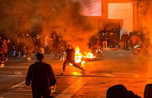 Fotbalist de 17 ani, ucis în timpul protestelor » Regimul iranian refuză să predea trupul familiei