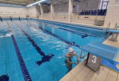 Din nou în apă! După 8 luni de lecții teoretice, bazinul de înot de la Palatul Copiilor din Constanța a fost redeschis. Există însă o problemă