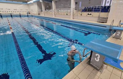 Din nou în apă! După 8 luni de lecții teoretice, bazinul de înot de la Palatul Copiilor din Constanța a fost redeschis. Există însă o problemă