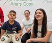 Roxana Anghel, Gabriela Tivodariu - Canotorii lotului național alături de copii de la Asociația „Ana și Copiii” Foto: FR Canotaj