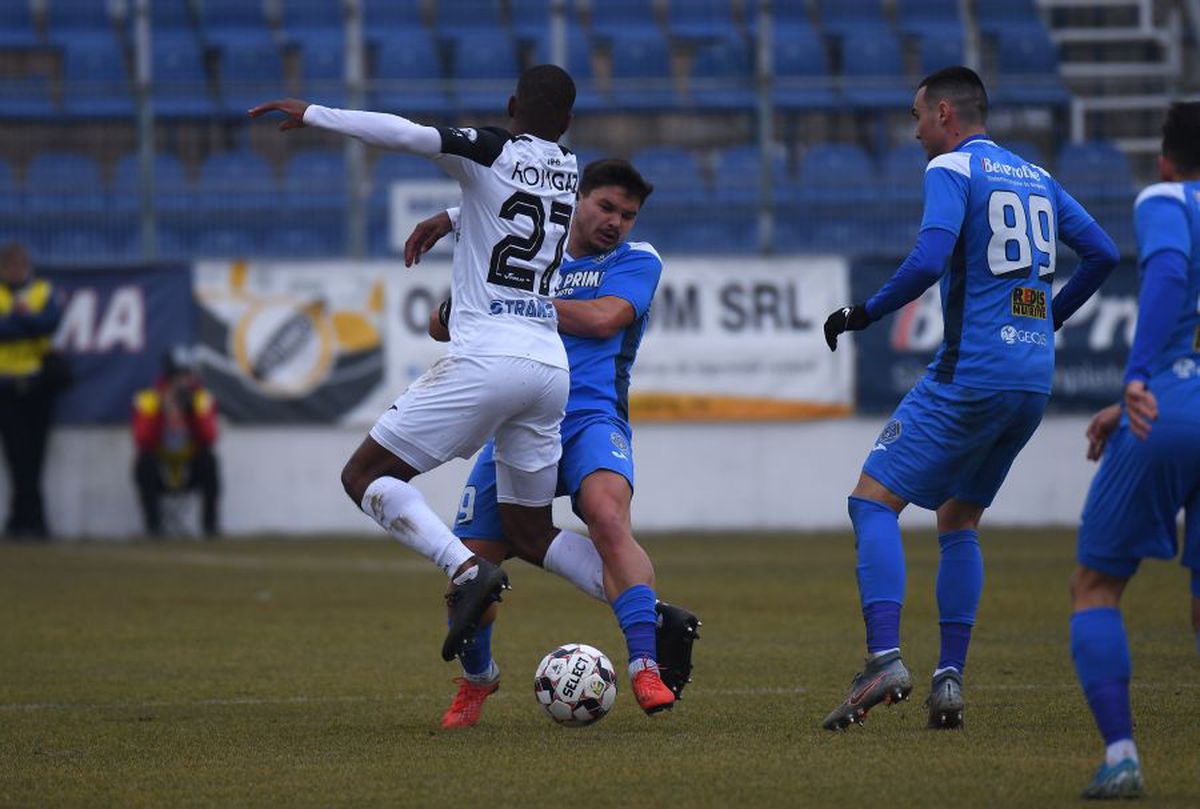 CLINCENI - GAZ METAN 2-3 // Ilie Poenaru a făcut scandal după meci: „Stai, fratele meu, la Liga 2, până înveți să arbitrezi! Nu suntem doriți în Liga 1”