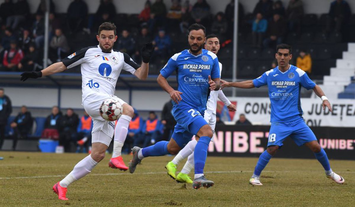 CLINCENI - GAZ METAN 2-3 // Ilie Poenaru a făcut scandal după meci: „Stai, fratele meu, la Liga 2, până înveți să arbitrezi! Nu suntem doriți în Liga 1”