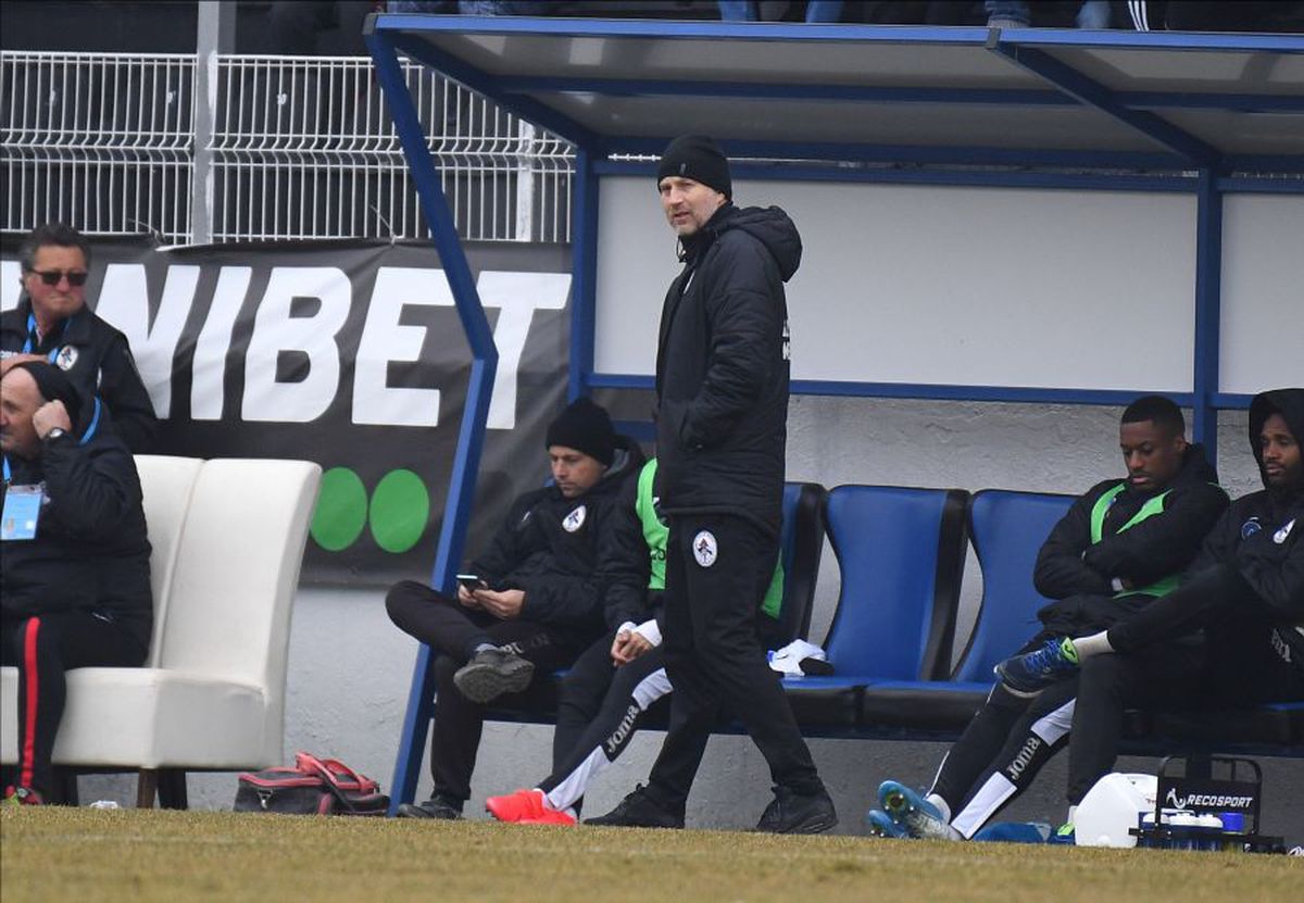 CLINCENI - GAZ METAN 2-3 // Ilie Poenaru a făcut scandal după meci: „Stai, fratele meu, la Liga 2, până înveți să arbitrezi! Nu suntem doriți în Liga 1”