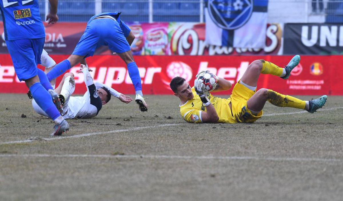 CLINCENI - GAZ METAN 2-3 // Ilie Poenaru a făcut scandal după meci: „Stai, fratele meu, la Liga 2, până înveți să arbitrezi! Nu suntem doriți în Liga 1”
